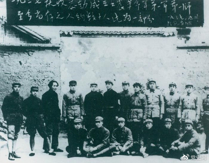 1927年9月9日,以毛泽东为书记的中共湖南省委前敌委员会,领导工农革命军第一师发动湘赣边界秋收起义。图为毛泽东在延安和当年参加秋收起义的部分同志合影。