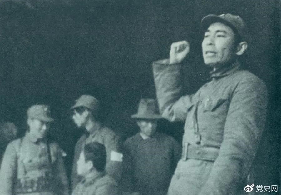1939年2月23日,周恩来到皖南新四军军部,传达中央关于新四军向北向敌后发展的方针。