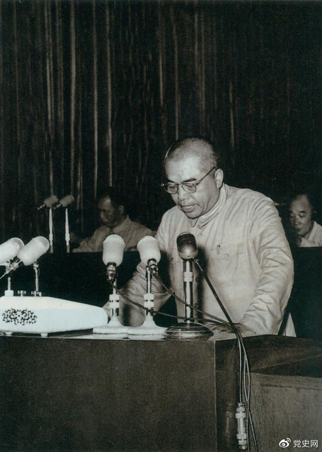1955年7月30日,一届全国人大二次会议通过《中华人民共和国兵役法》。图为国防部部长彭德怀在会上作报告。