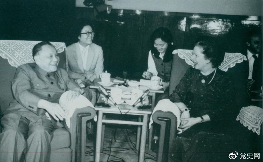 1982年9月24日,邓小平会见英国首相撒切尔夫人。