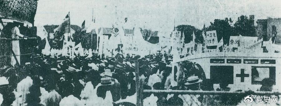 1925年6月7日,中国共产党通过上海总工会联合上海员工联合会、上海各马路商界联合会等,成立了上海反帝运动的领导机关——工商学联合会。11日,在该会的主持下,上海20万群众集会,通过了逞凶、赔偿、取消领事裁判权等17项对外交涉条件。图为大会盛况。