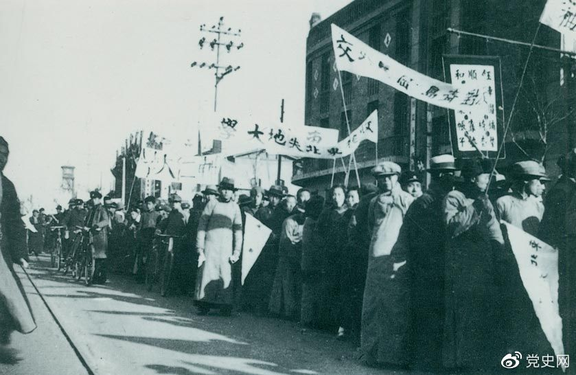 1935年12月9日，中国共产党领导北平员工掀起声势浩大的抗日救亡运动，并迅速波及全国，形成抗日救国的新高潮。图为游行队伍。