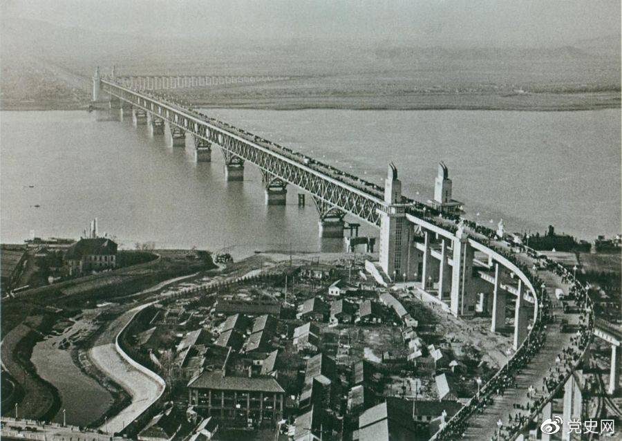 1968年12月29日, 南京长江大桥全面建成通车。这是当时中国自行设计建造的最大的铁路、公路两用桥。